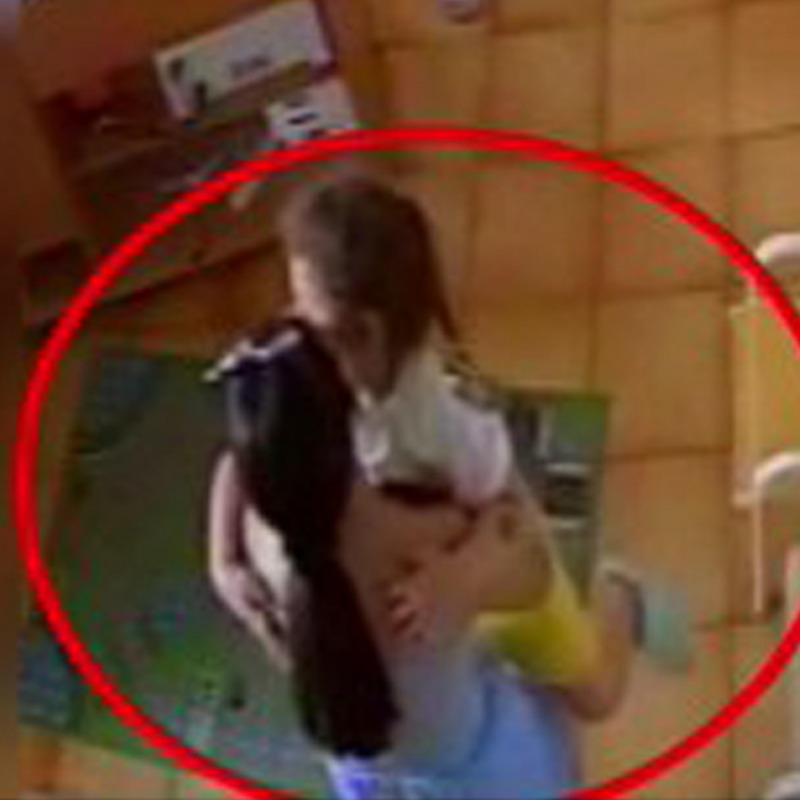 Un fotogramma dal video dell'ultimo abbraccio tra Martina Patti e la figlia Elena di cinque anni uccisa poco dopo