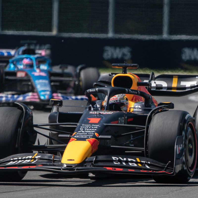 epa10022859 Dutch Formula One driver Max Verstappen of Red Bull Racing (R) and Spanish Formula One driver Fernando Alonso of Alpine F1 Team (L) in action during the Formula One Grand Prix of Canada at the Circuit Gilles-Villeneuve in Montreal, Canada, 19 June 2022. EPA/ANDRE PICHETTE