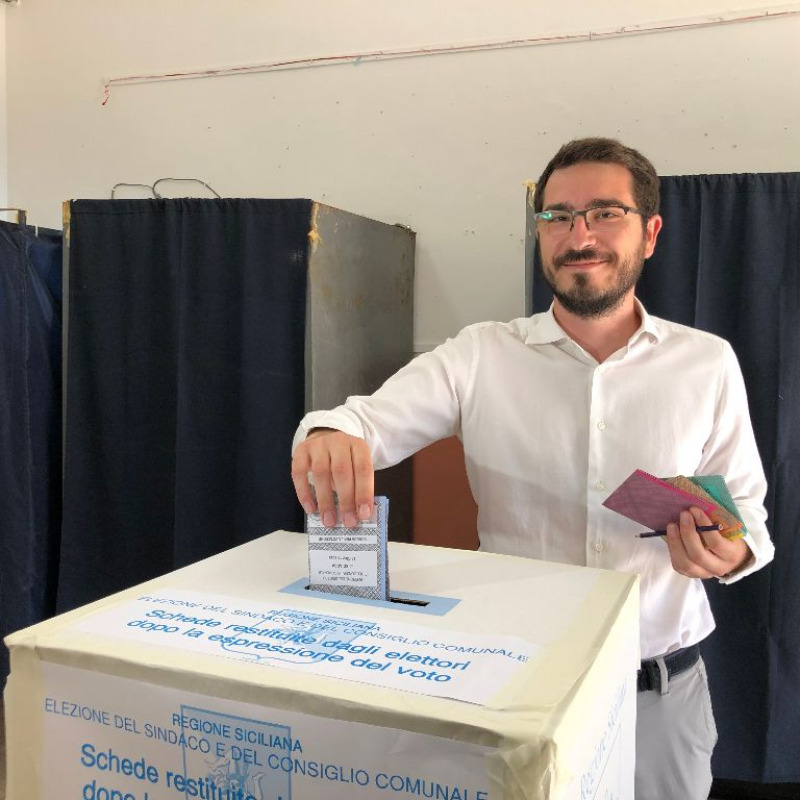 Fabio Termine alle urne: il candidato del centrosinistra ha vinto il ballottaggio