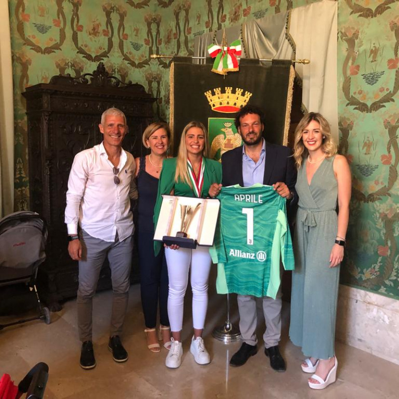 Il sindaco Italia con Roberta Aprile e i suoi familiari
