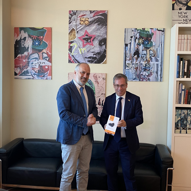 L'ambasciatore inglese Edward Llewellyn al Giornale di Sicilia, ricevuto dal direttore Marco Romano
