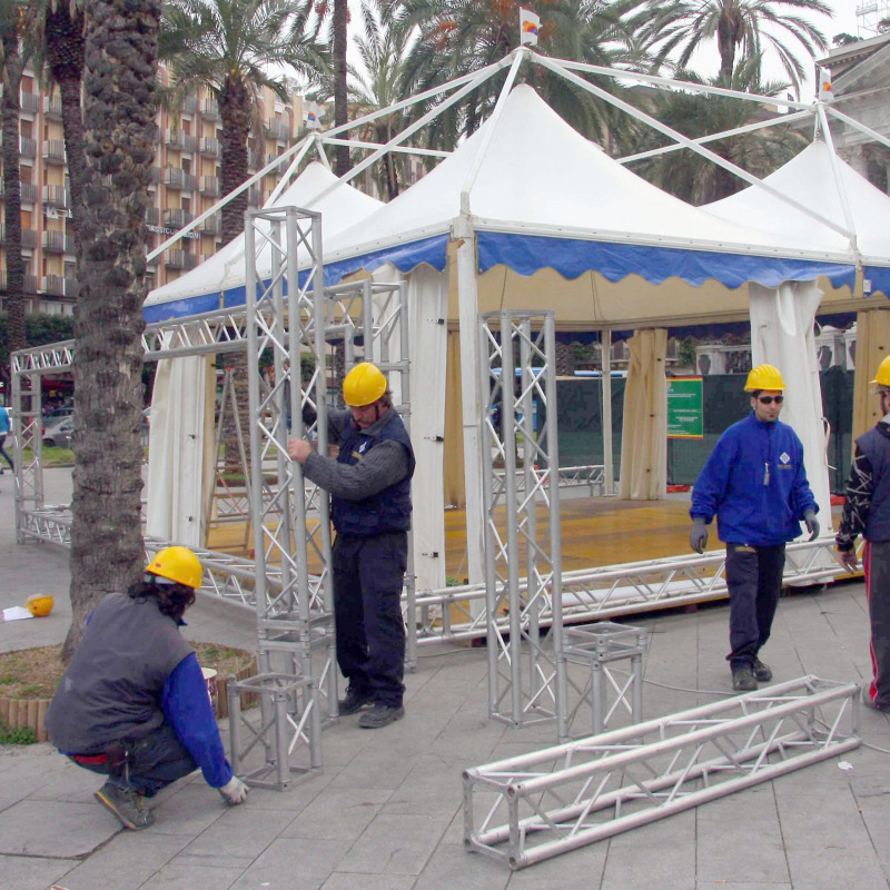 Il montaggio di un gazebo per le primarie a Palermo