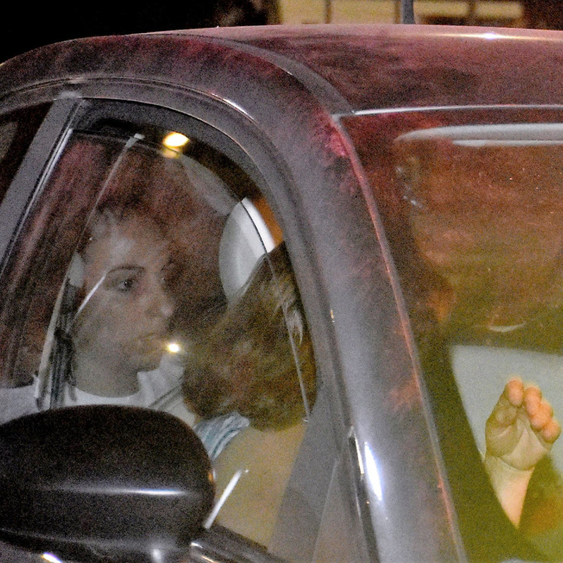 Martina Patti in auto all'uscita dalla caserma dei carabinieri di Mascalucia, la sera di lunedì 13, quando ancora si parlava di un rapimento della bambina
