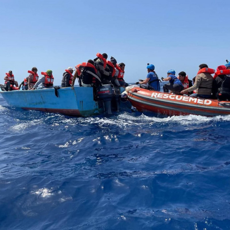Il salvataggio di una trentina di migranti da parte della Mare Jonio