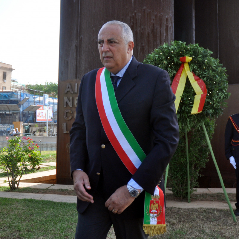 Il sindaco Roberto Lagalla dopo la deposizione della corona d'alloro al monumento dedicato alle vittime della mafia (foto Fucarini)