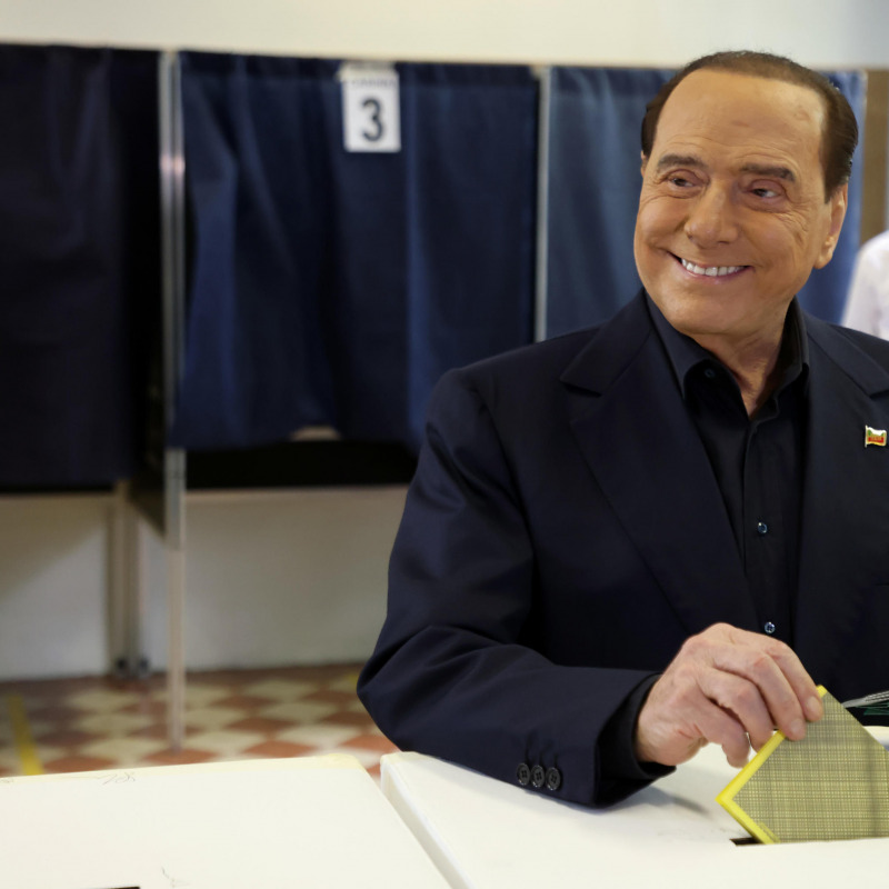 Berlusconi al voto a Milano per il referendum sulla giustizia