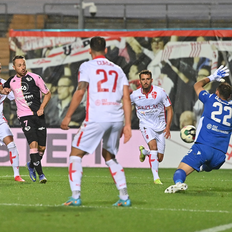 Roberto Floriano segna il gol a Padova nella finale d'andata dei playoff