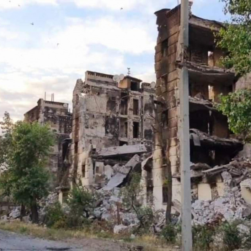 ''L'attacco a Lysychansk viene respinto, a Severodonetsk - combattimenti, i russi hanno sequestrato Nikolaevka. Lysychansk e Borivske hanno resistito agli attacchi aerei. Di tutte le armi disponibili, l'esercito russo ha aperto il fuoco su Severodonetsk, Bila Gora e Vovchoyarivka. A Severodonetsk, gli occupanti hanno danneggiato il territorio di Azot e una fabbrica di mattoni, sparato contro i villaggi di Synetsky e Pavlograd e tre ponti che sono stati rotti poche settimane fa. Molte case e locali di alloggi e servizi comunali sono stati distrutti a Lysychansk, i villaggi circostanti soffrono di proiettili russi.'' : è quanto si legge in un post su Telegram di Sergey Gaidai / Amministrazione statale regionale di Lugansk (OVA), 24 giugno 2022. TELEGRAM SERGEY GAIDAI +++ATTENZIONE LA FOTO NON PUO' ESSERE PUBBLICATA O RIPRODOTTA SENZA L'AUTORIZZAZIONE DELLA FONTE DI ORIGINE CUI SI RINVIA+++