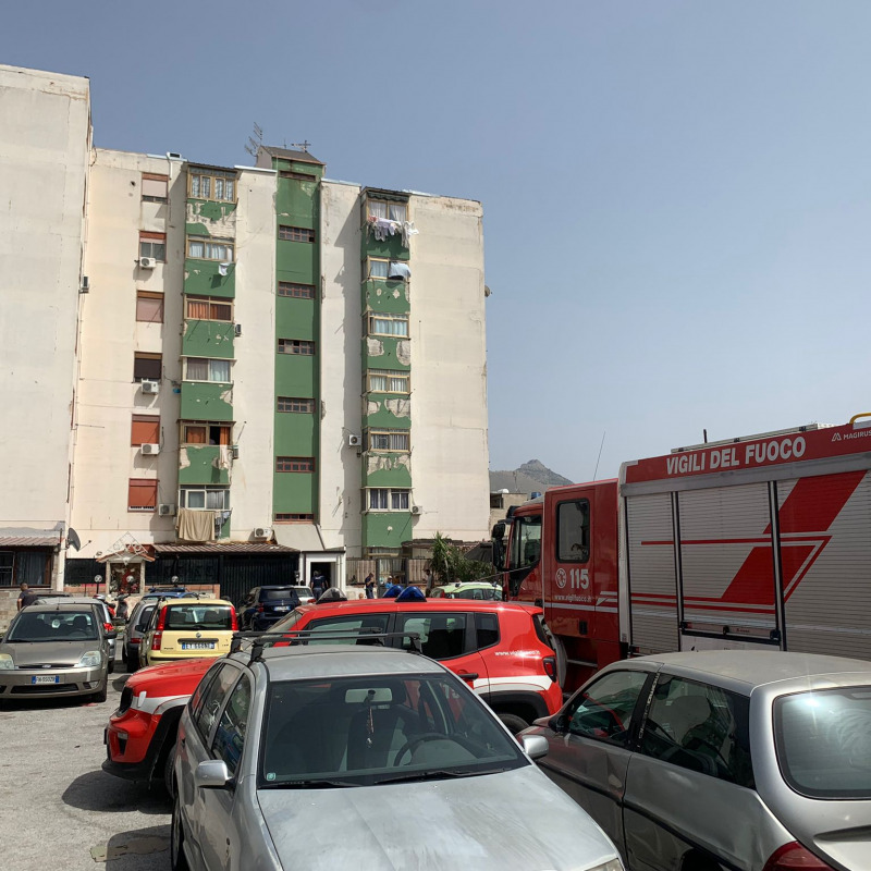 Vigili del fuoco in via Balistreri a Palermo dopo il crollo dell'ascensore