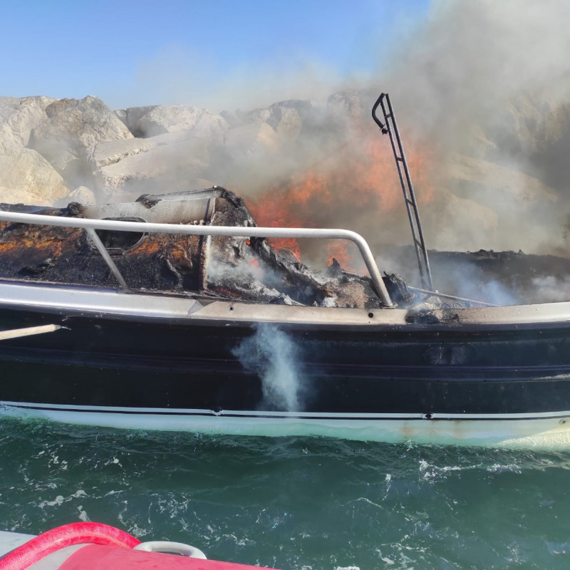 La barca andata a fuoco a Trapani