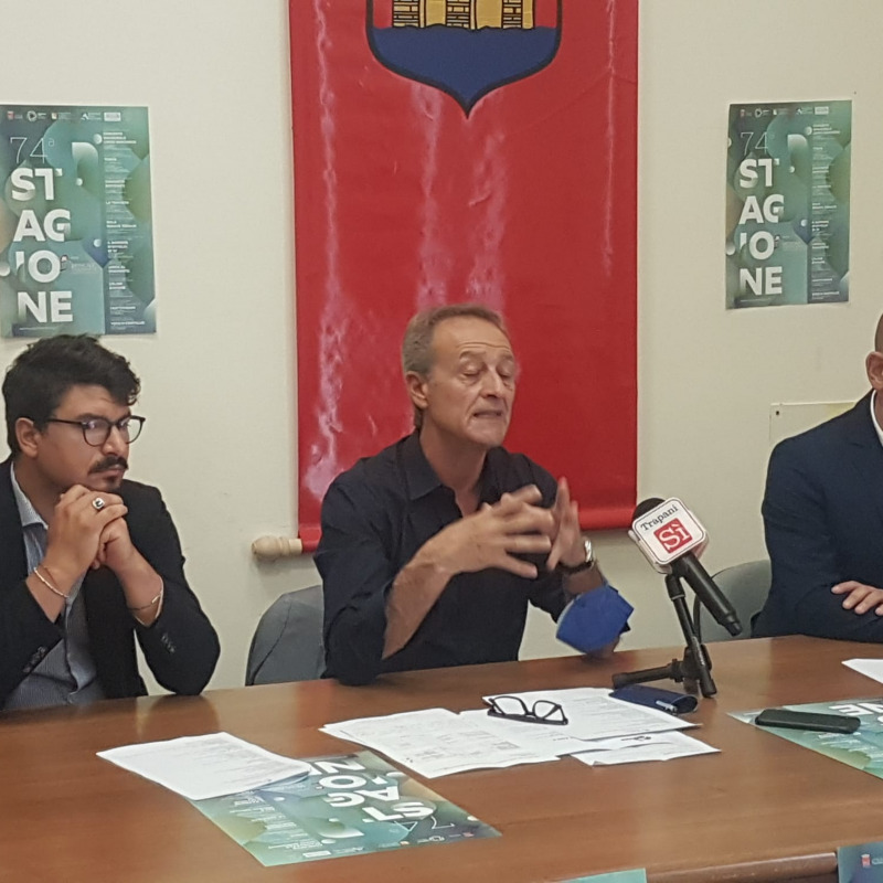Da sinistra Natale Pietrafitta, il sindaco di Trapani Giacomo Tranchida e il direttore artistico Walter Roccaro