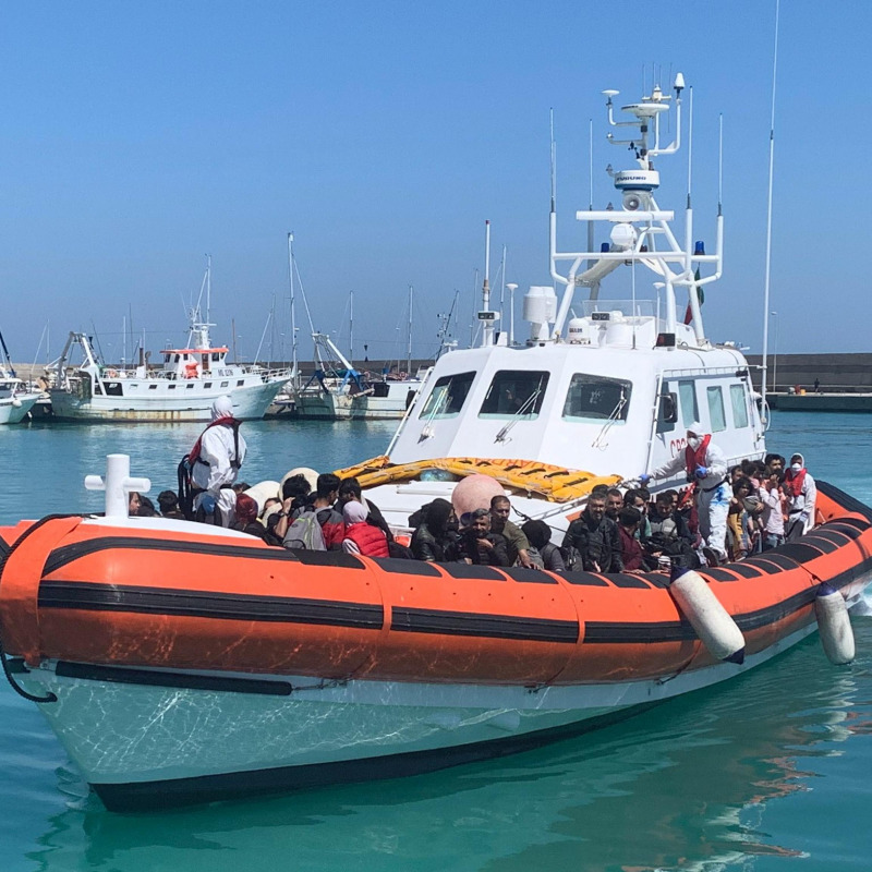 L'arrivo di migranti nel porto di Roccella Ionica lo scorso maggio