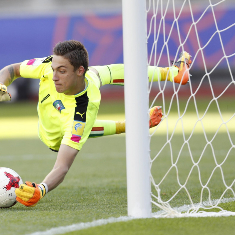 Alessandro Plizzari para un rigore all'uruguayano Boselli in un match della Coppa del Mondo Under 20 del 2017