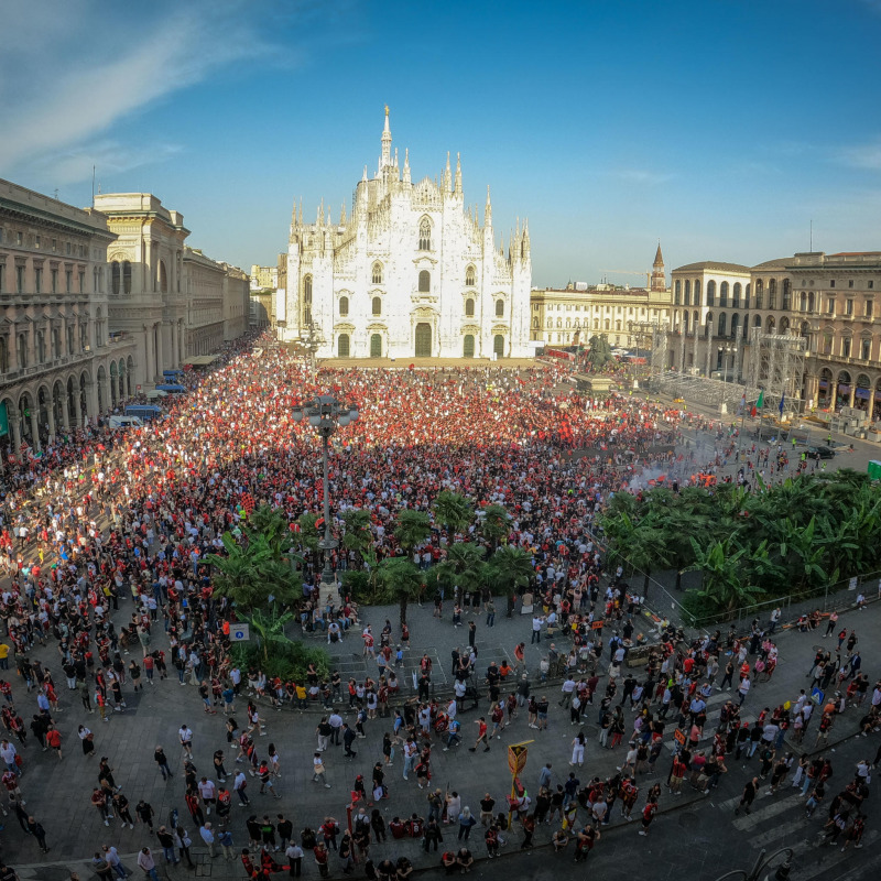 La festa per lo scudetto in piazza Duomo, a Milano