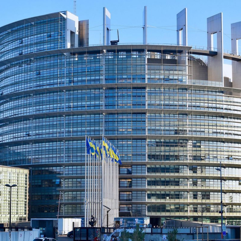 STRASBURGO (FRANCIA) (ITALPRESS) – A partire dal 2035 stop alla vendita di auto nuove a benzina e diesel. La plenaria dell’Europarlamento ha approvato la proposta della Commissione Europea di stoppare la vendita di motori endotermici entro il 2035, uno degli assi portanti del pacchetto Fit for 55, che prevede di ridurre le emissioni del 55%