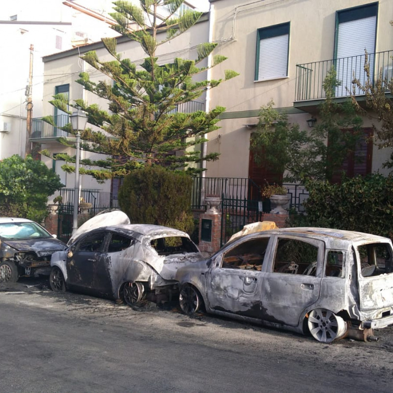 Le tre auto incendiate a Caccamo