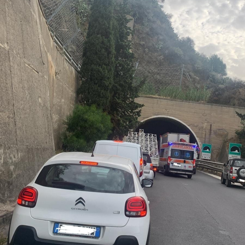 Lunghe code per l'incidente sulla A18. Foto di Francesco Vecchio (Gruppo Facebook "Le autostrade siciliane della vergogna")
