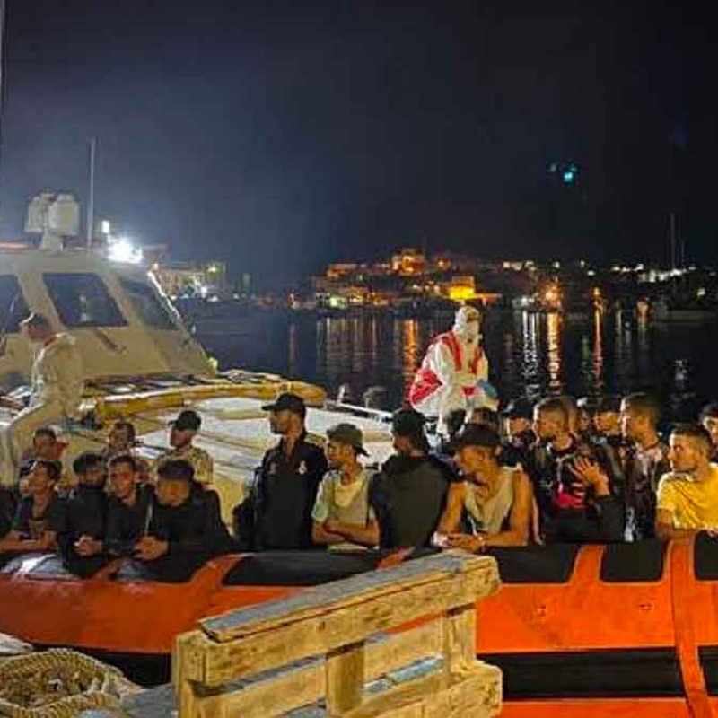 Un gruppo di migranti giunto nella notte al molo Favaloro di Lampedusa