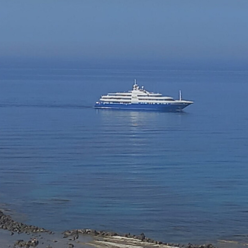 Lo yacht Queen Miri avvistato a due passi dalla Scala dei Turchi