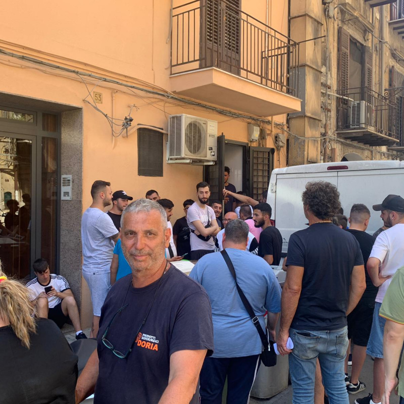 Tifosi in attesa a Palermo davanti ad una ricevitoria (foto Ferrara)