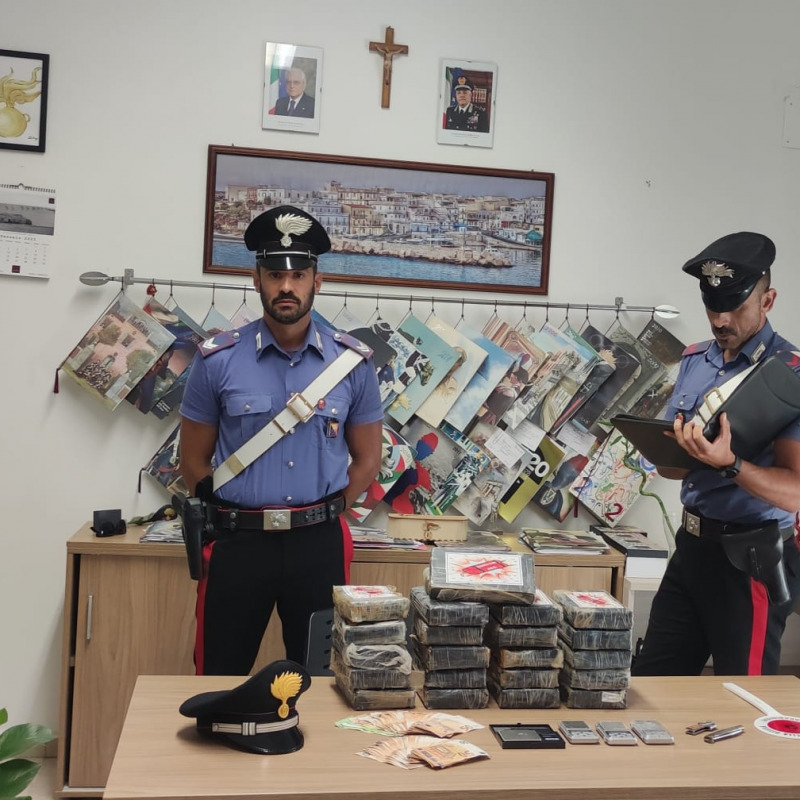 I carabinieri con la droga sequestrata, suddivisa in panetti