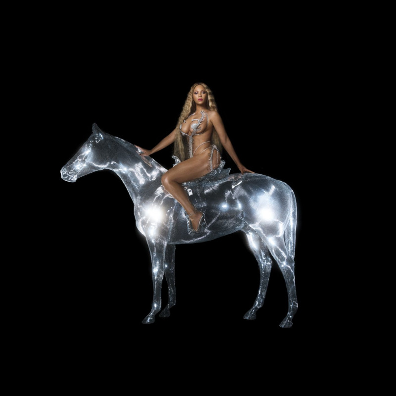 La copertina di Renaissance con Beyoncé seminuda su un cavallo d'argento