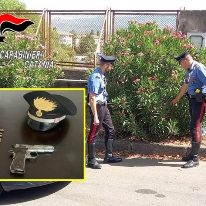 I carabinieri davanti al cespuglio dove è stata trovata la pistola. Nel riquadro la pisola e le cartucce trovate