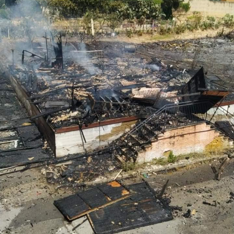 La chiesetta distrutta dall'incendio: foto postata su Facebook dall'ex sindaco Lillo Firetto