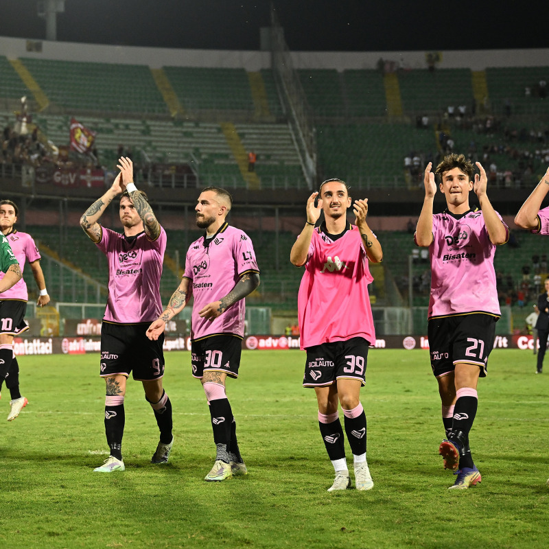 I giocatori rosanero a fine gara in Coppa salutano i tifosi- Foto Tullio Puglia