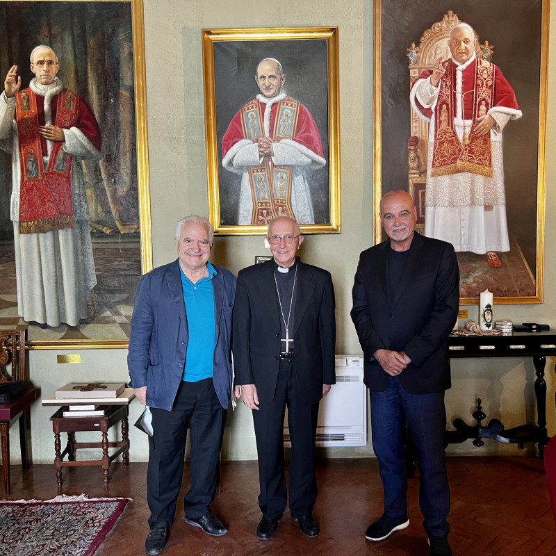 Da sinistra: il giornalista parlamentare Mario Nanni, il Cardinale Fernando Filoni e il presidente del Centro studi Federico II, Giuseppe Di Franco.