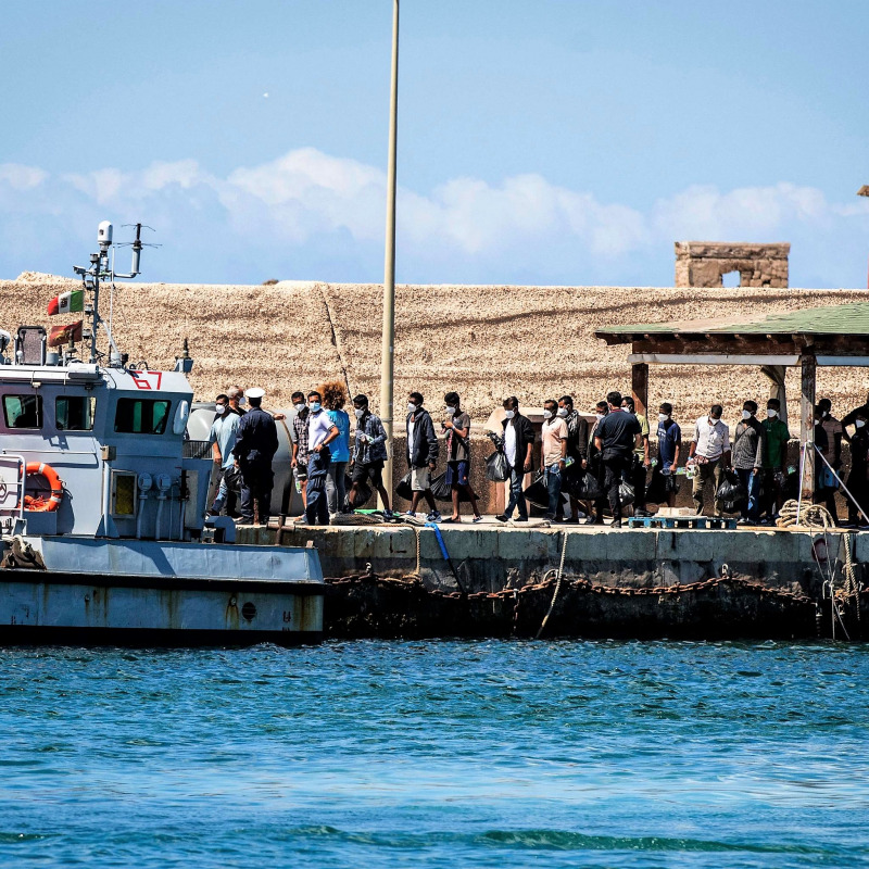 Migranti al molo di Lampedusa