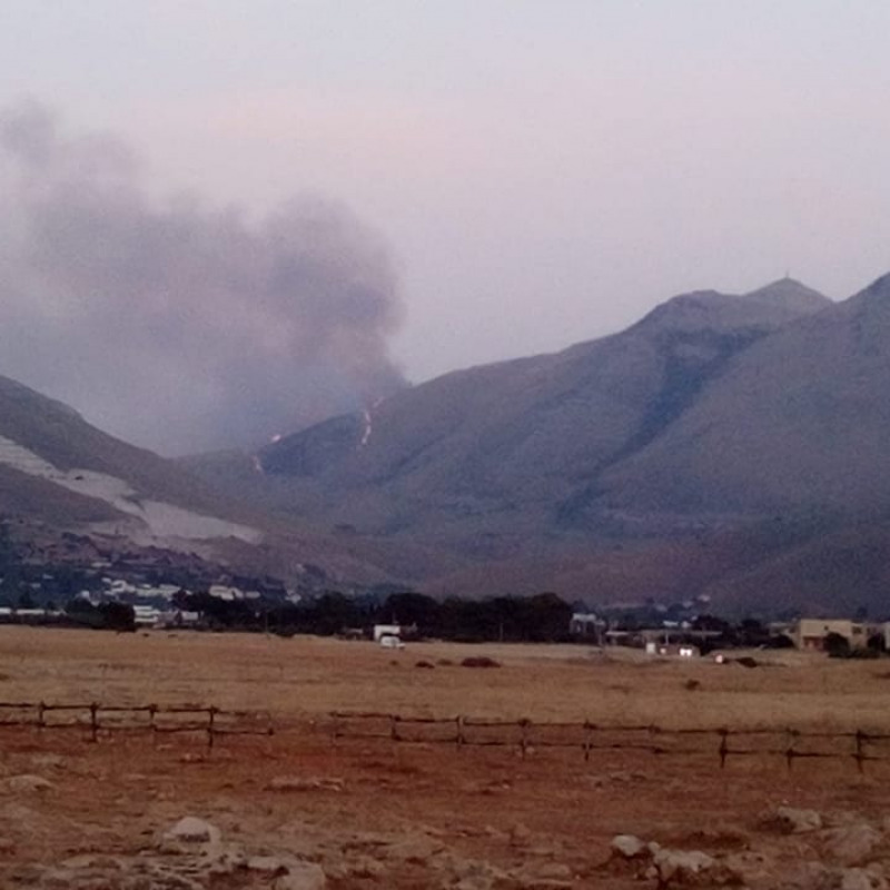 L'incendio sul Monte Sparagio in una foto postata da Sos Valderice