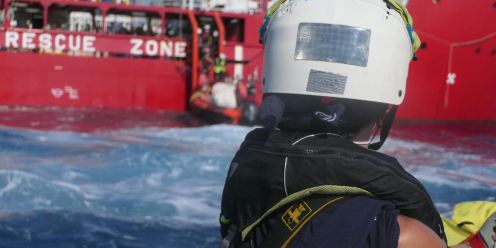 https://assets.gds.it/2022/07/Migranti-Sos-Mediterranee-accorsi-per-salvare-87-persone_64845111-970x485.jpg