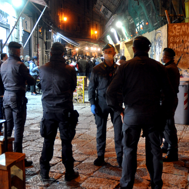 Controlli delle forze dell'ordine in piazza Caracciolo, alla Vucciria, in una foto d'archivio