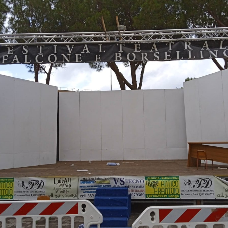 Il palco del Festival di Falcone e Borsellino a Capaci dopo il furto delle attrezzature