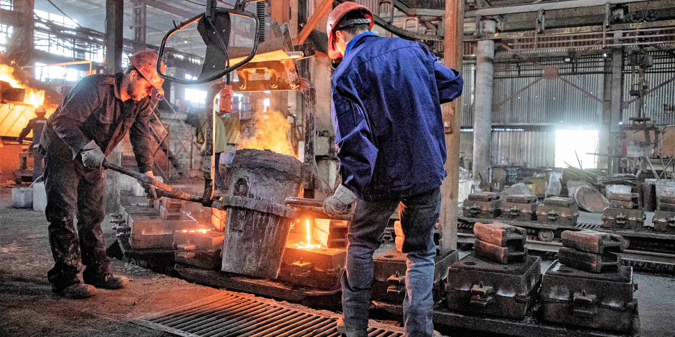 https://assets.gds.it/2022/07/Plant-of-auto-tractor-spare-parts-in-Melitopol-southern-Ukraine_64675928-970x485.jpg