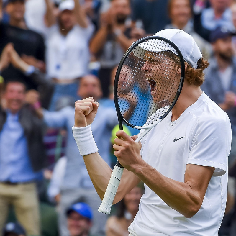 Jannik Sinner può urlare tutta la sua gioia, è ai quarti di finale di Wimbledon