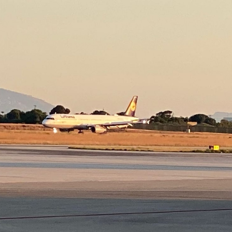 L'atterraggio dell'aereo a Palermo (foto Sicilia in volo - Facebook)
