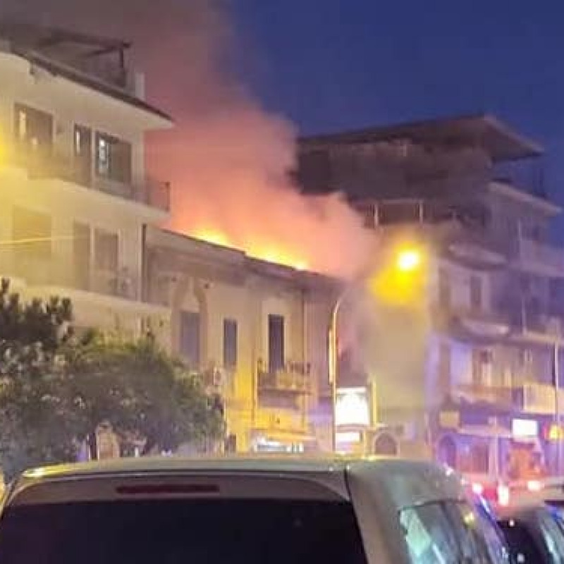 L'incendio scoppiato in corso Vittorio Emanuele a Villabate (Foto Facebook Amici di Ficarazzi)