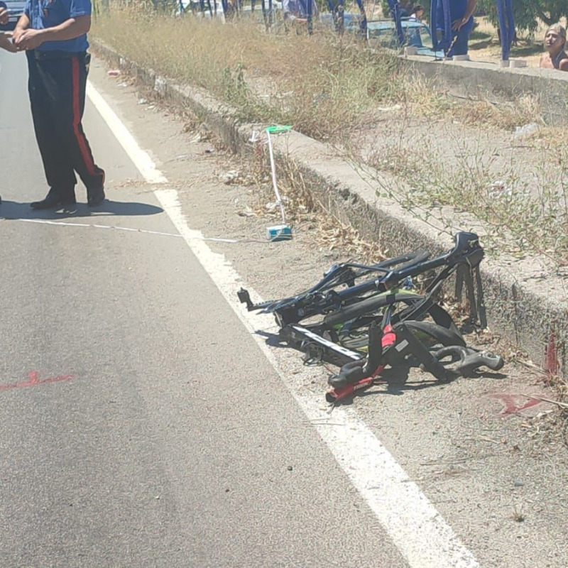 La bici distrutta nell'incidente stradale di Sant'Agata