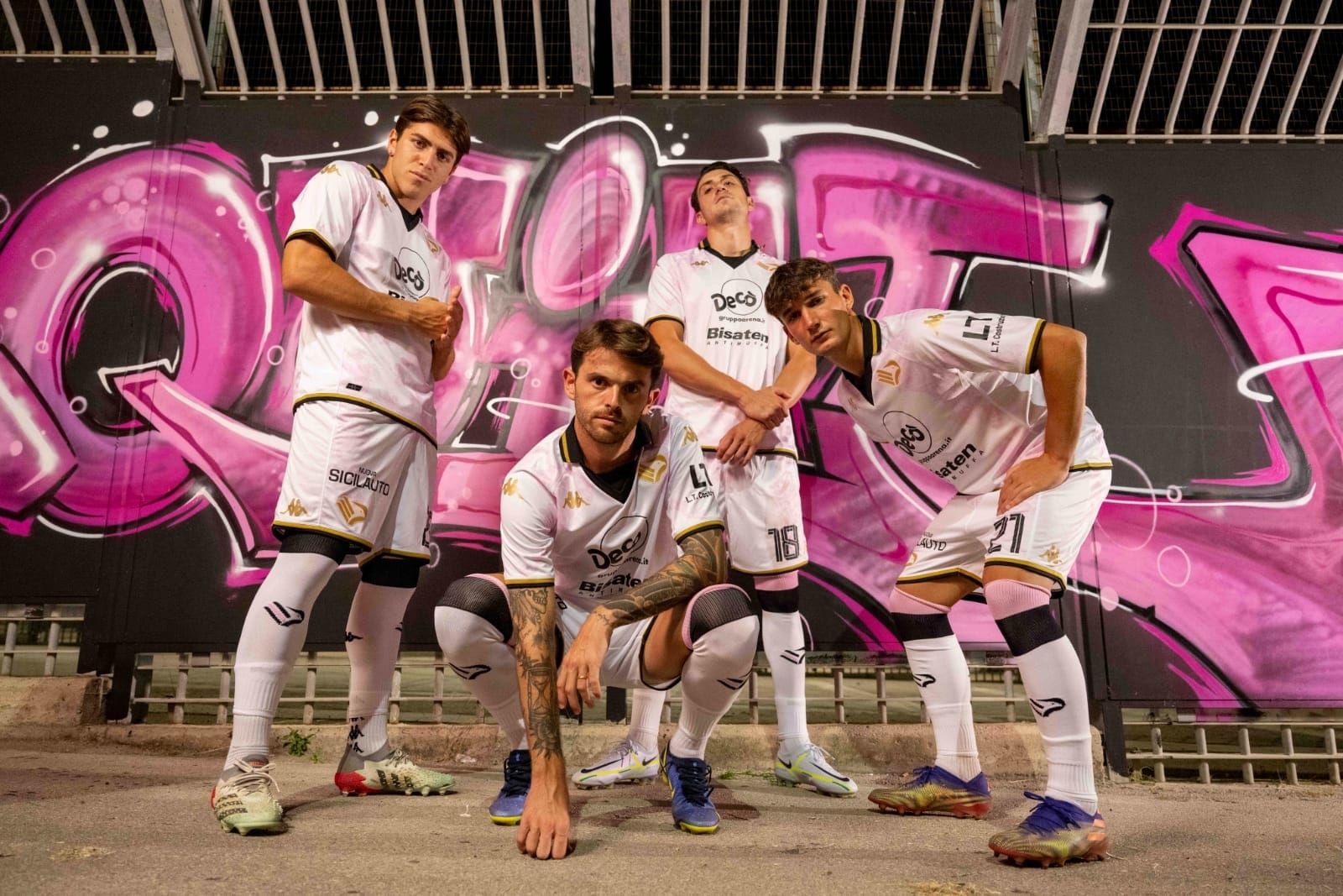 Il Palermo presenta la nuova maglia: una celebrazione del rosa