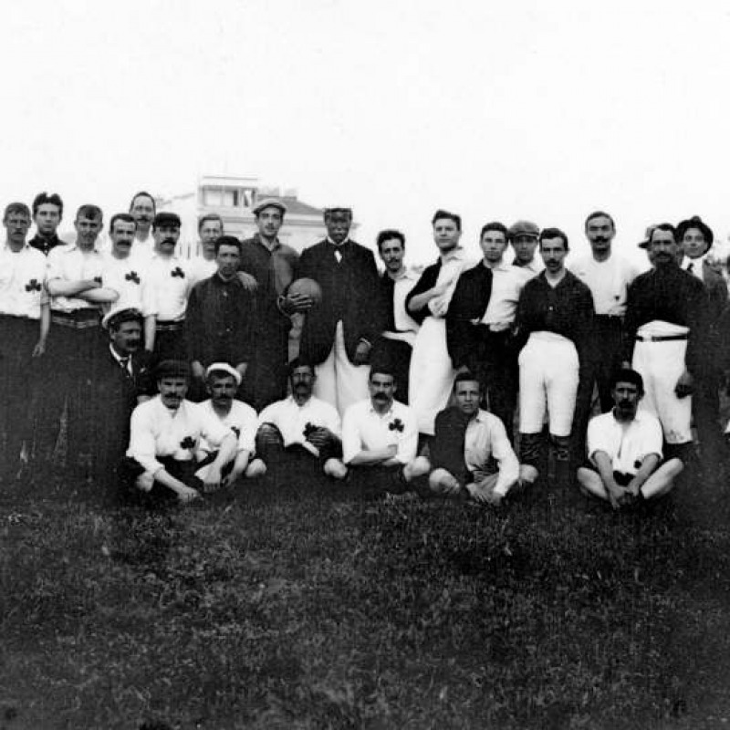 Una delle prime partite di football giocate in città. Al centro, col pallone in mano, Sir Thomas Lipton, l'industriale del té (foto archivio Mitchell library Glasgow)