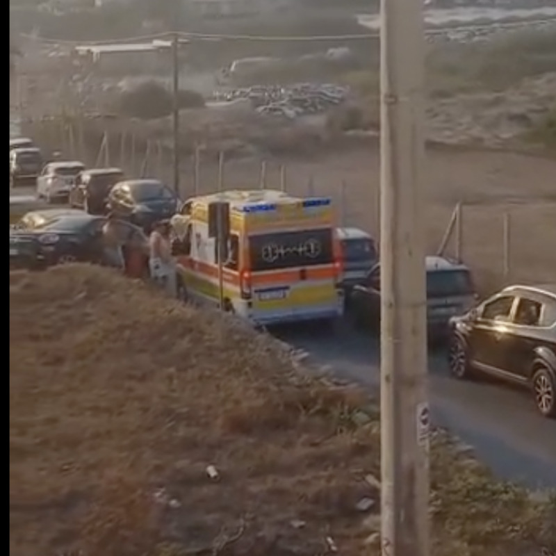 L'ambulanza bloccata dal parcheggio selvaggio nella spiaggia di Torre di Mezzo