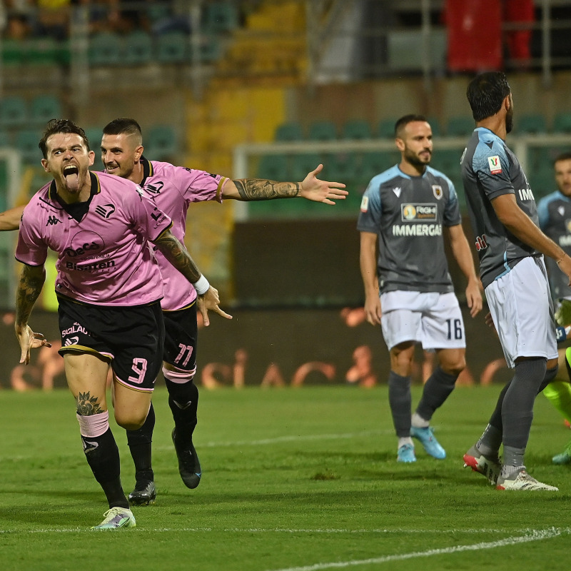 Matteo Brunori esulta dopo uno dei tre gol segnati alla Reggiana in Coppa Italia