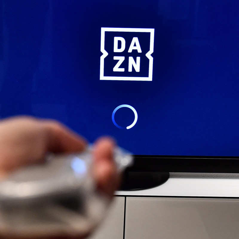 Un televisore attende il segnale di Dazn