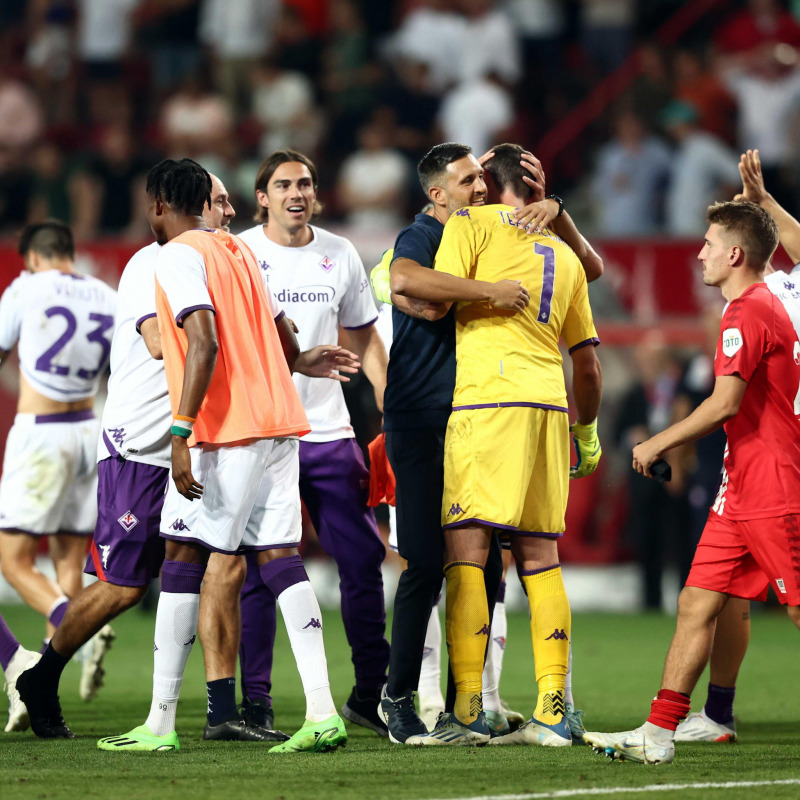 I giocatori della Viola esultano a fine partita