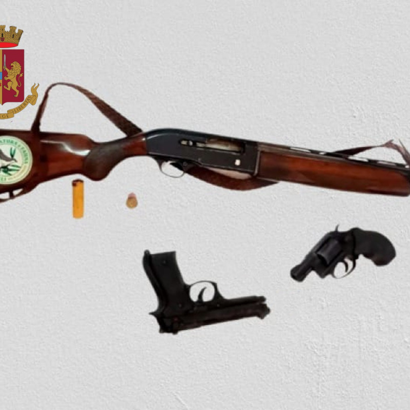 Le armi e le munizioni sequestrate