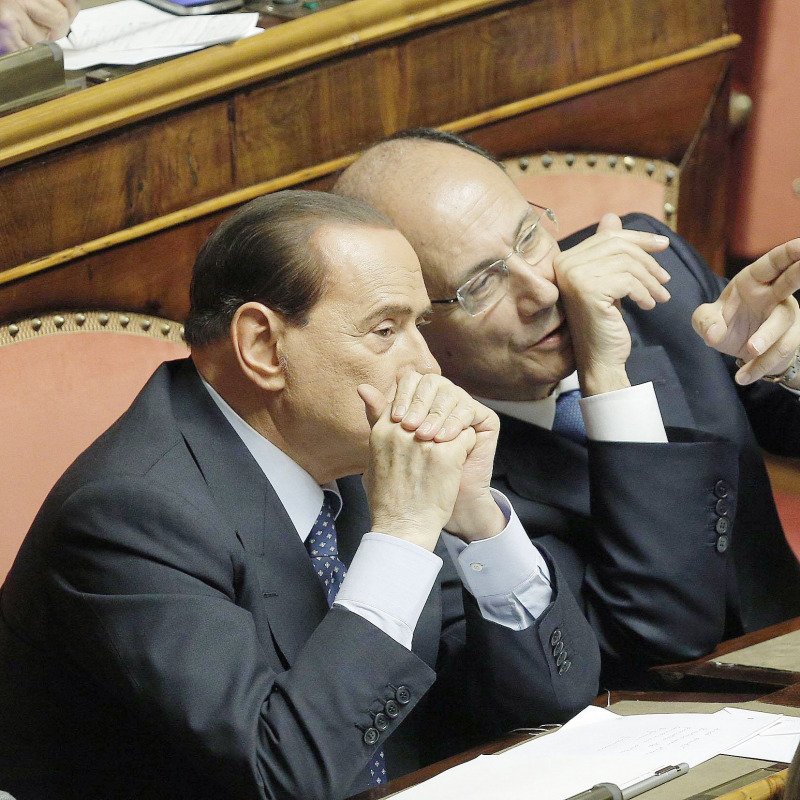 I senatori del Pdl, Silvio Berlusconi (S), e Renato Schifani, in Senato durante il voto sulla mozione di sfiducia individuale nei riguardi del Ministro dell'interno Alfano, Roma 19 luglio 2013. ANSA/GIUSEPPE LAMI