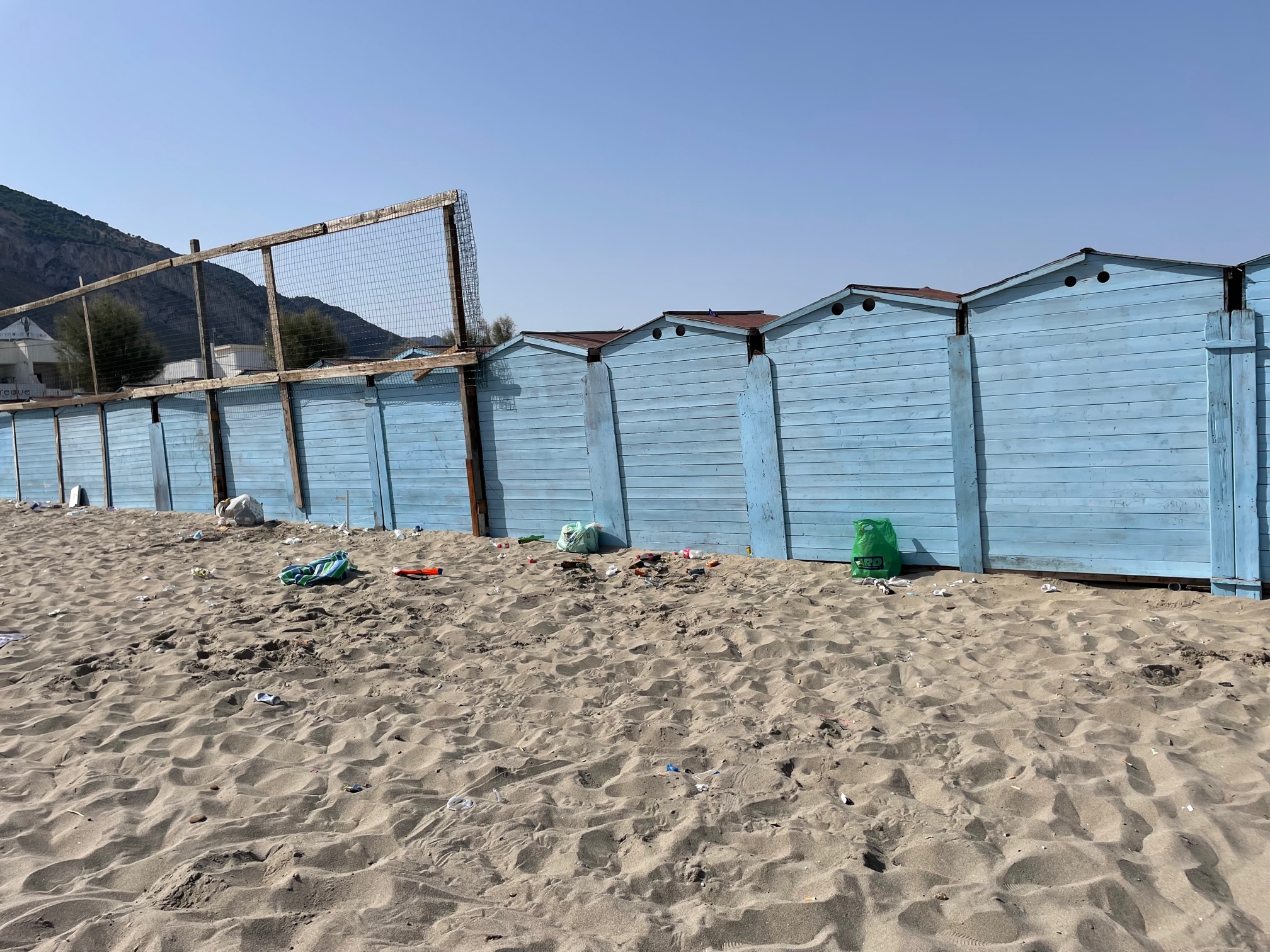 Isola delle Femmine, dopo la notte di Ferragosto sulla spiaggia restano i  rifiuti - Giornale di Sicilia