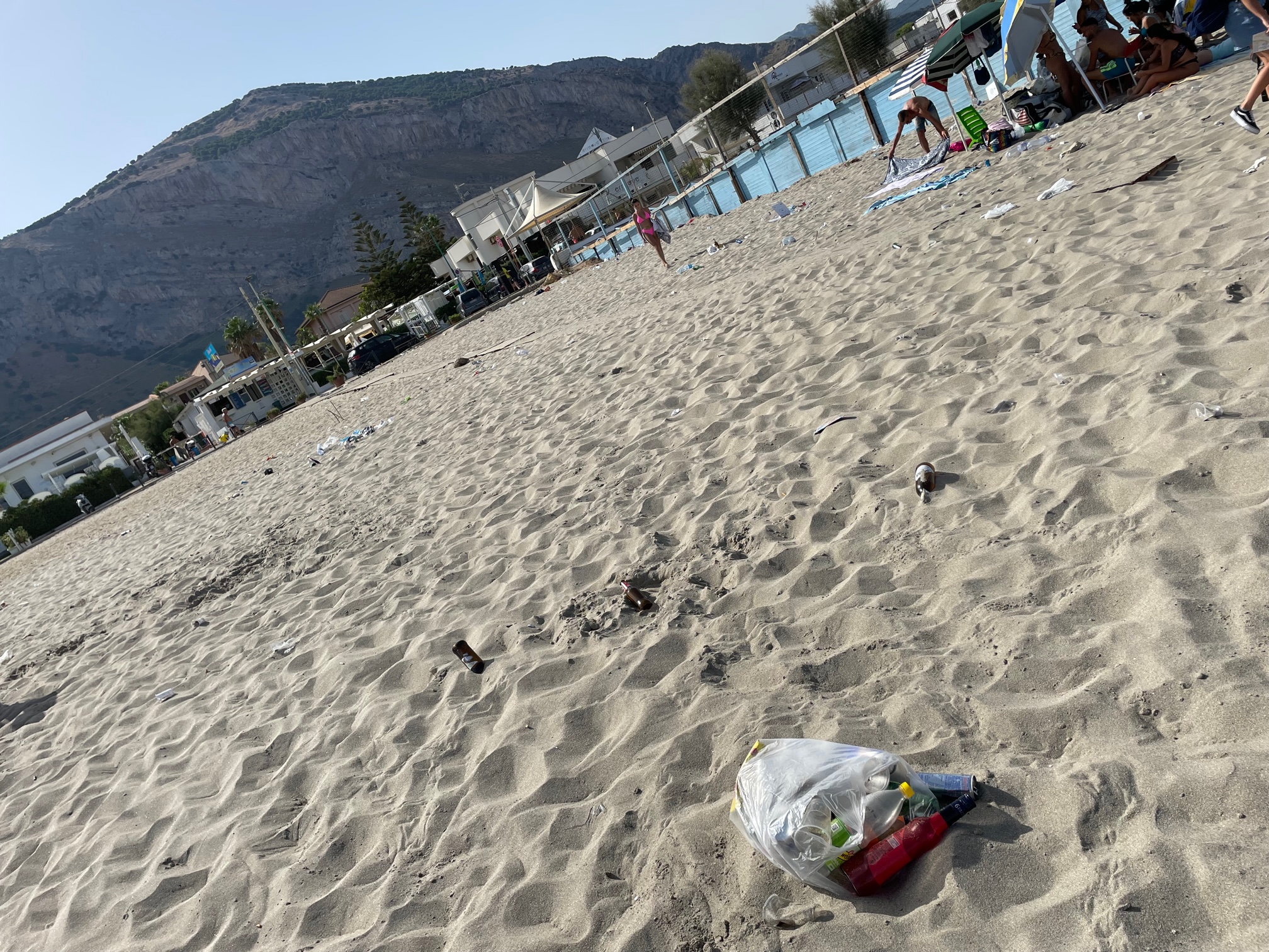 Isola delle Femmine, dopo la notte di Ferragosto sulla spiaggia restano i  rifiuti - Giornale di Sicilia